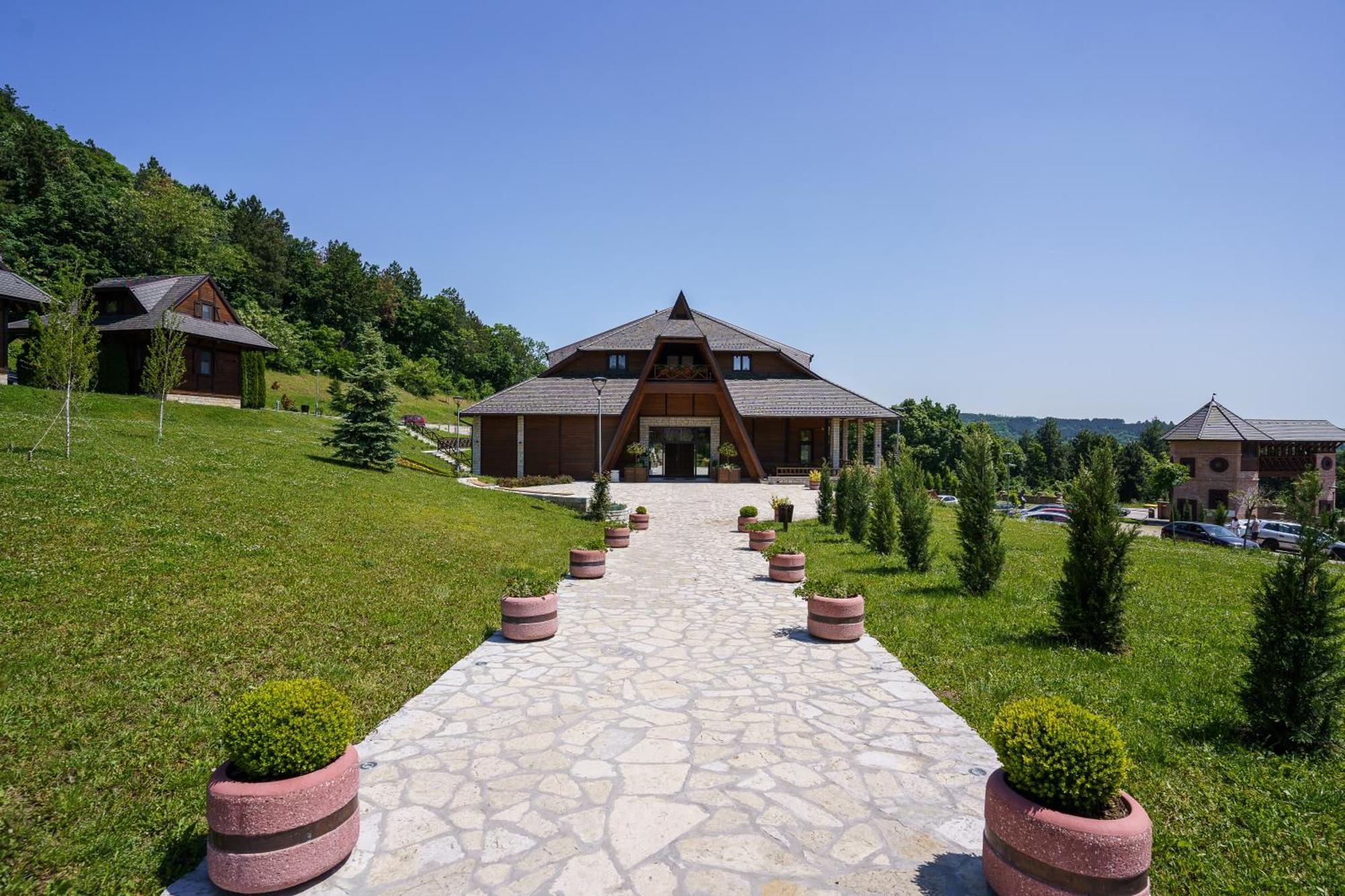 Etno Naselje Vrdnicka Kula Hotel Vrdnik Exterior photo